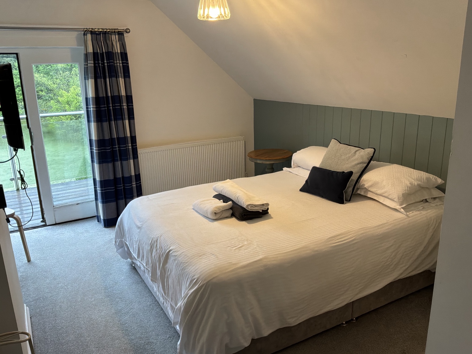 Waterside en-suite bedroom with balcony