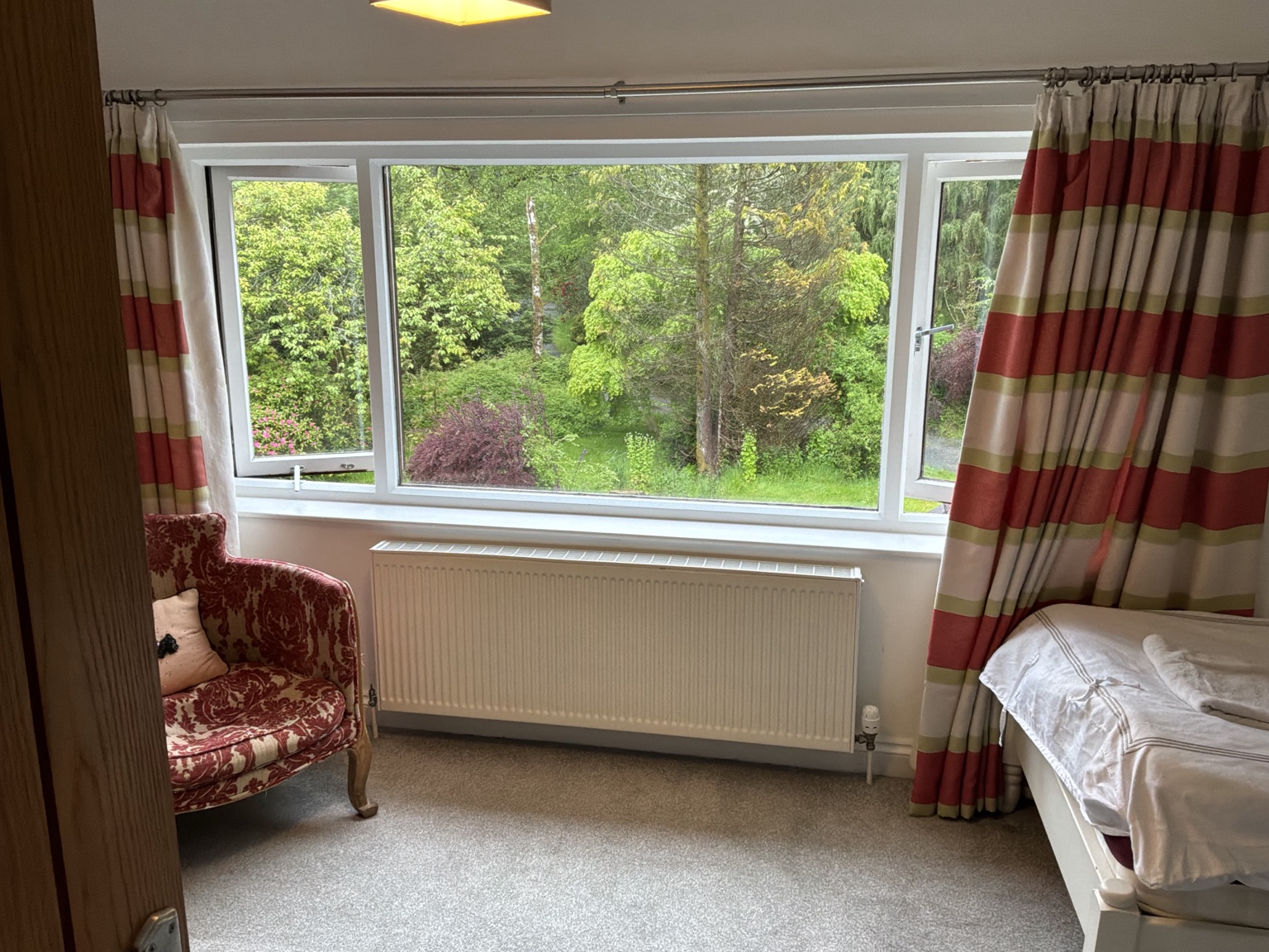 Waterside en-suite bedroom